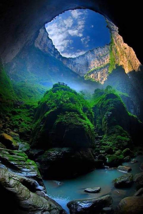Xiaozhai Tiankeng: यह है स्वर्ग और पाताल का रास्ता? Xiaozhai Tiankeng का रहस्य चौंका देगा!प्रकृति अपने आप में अनगिनत रहस्यों को समेटे हुए है। पर्वतों की ऊंचाइयों से लेकर समुद्र की गहराइयों तक, हर कोने में कुछ। Xiaozhai Tiankeng: This is the way to heaven and hell? The mystery of Xiaozhai Tiankeng will surprise you!