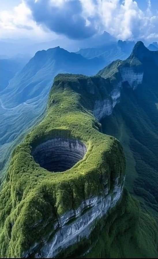 Xiaozhai Tiankeng: यह है स्वर्ग और पाताल का रास्ता? Xiaozhai Tiankeng का रहस्य चौंका देगा!प्रकृति अपने आप में अनगिनत रहस्यों को समेटे हुए है। पर्वतों की ऊंचाइयों से लेकर समुद्र की गहराइयों तक, हर कोने में कुछ। Xiaozhai Tiankeng: This is the way to heaven and hell? The mystery of Xiaozhai Tiankeng will surprise you!