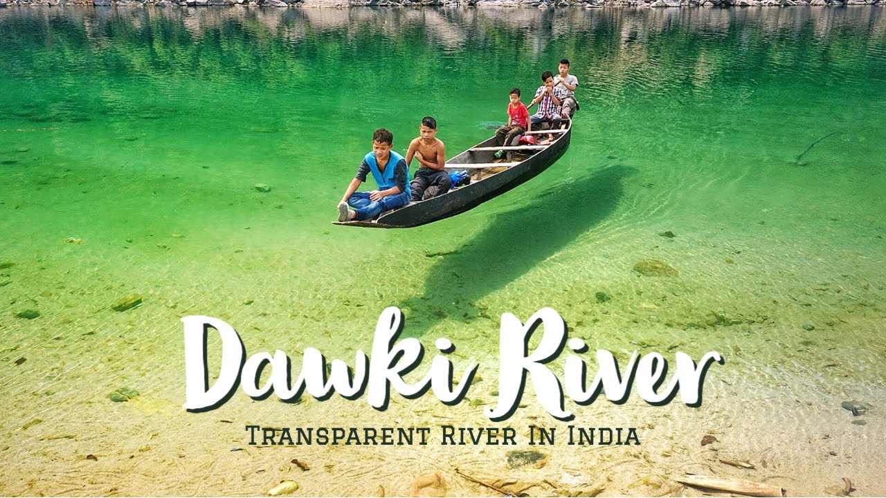 भारत की हवा में तैरती नावों वाली पारदर्शी नदी। डॉकी नदी मेघालय।